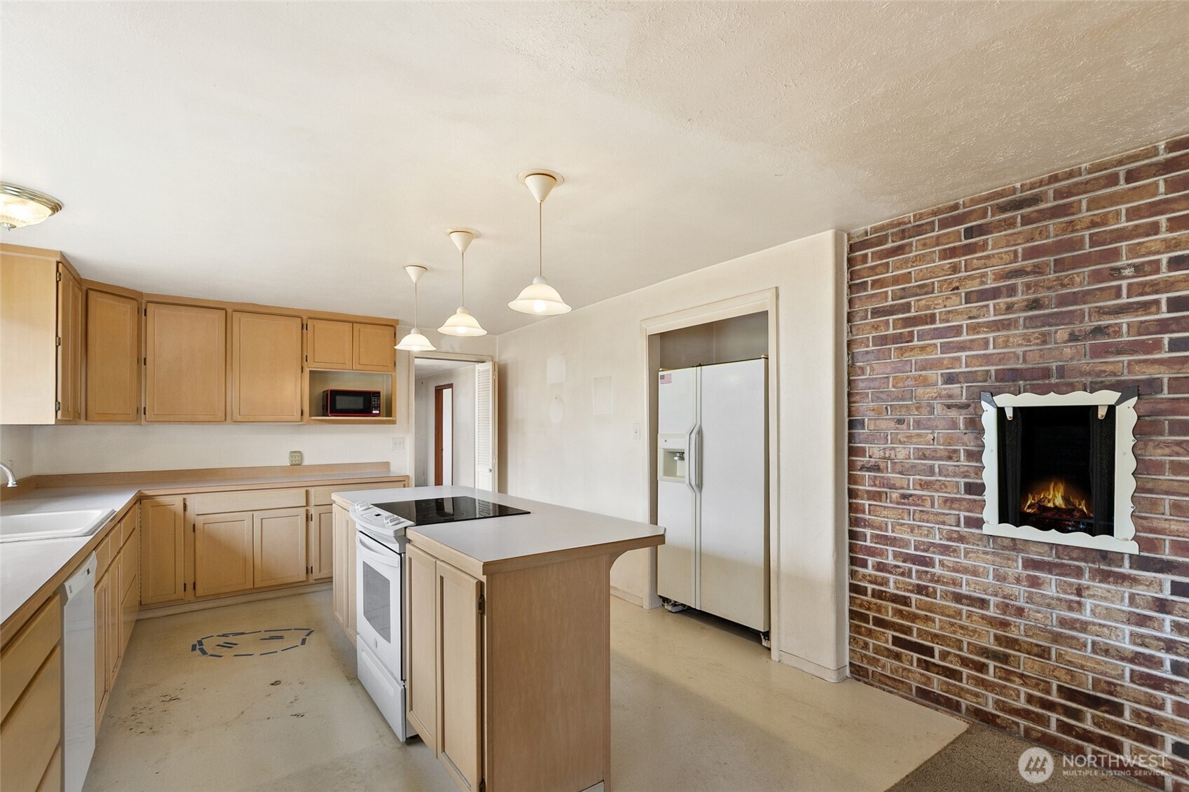 682 S Broadway Property Photo 9
