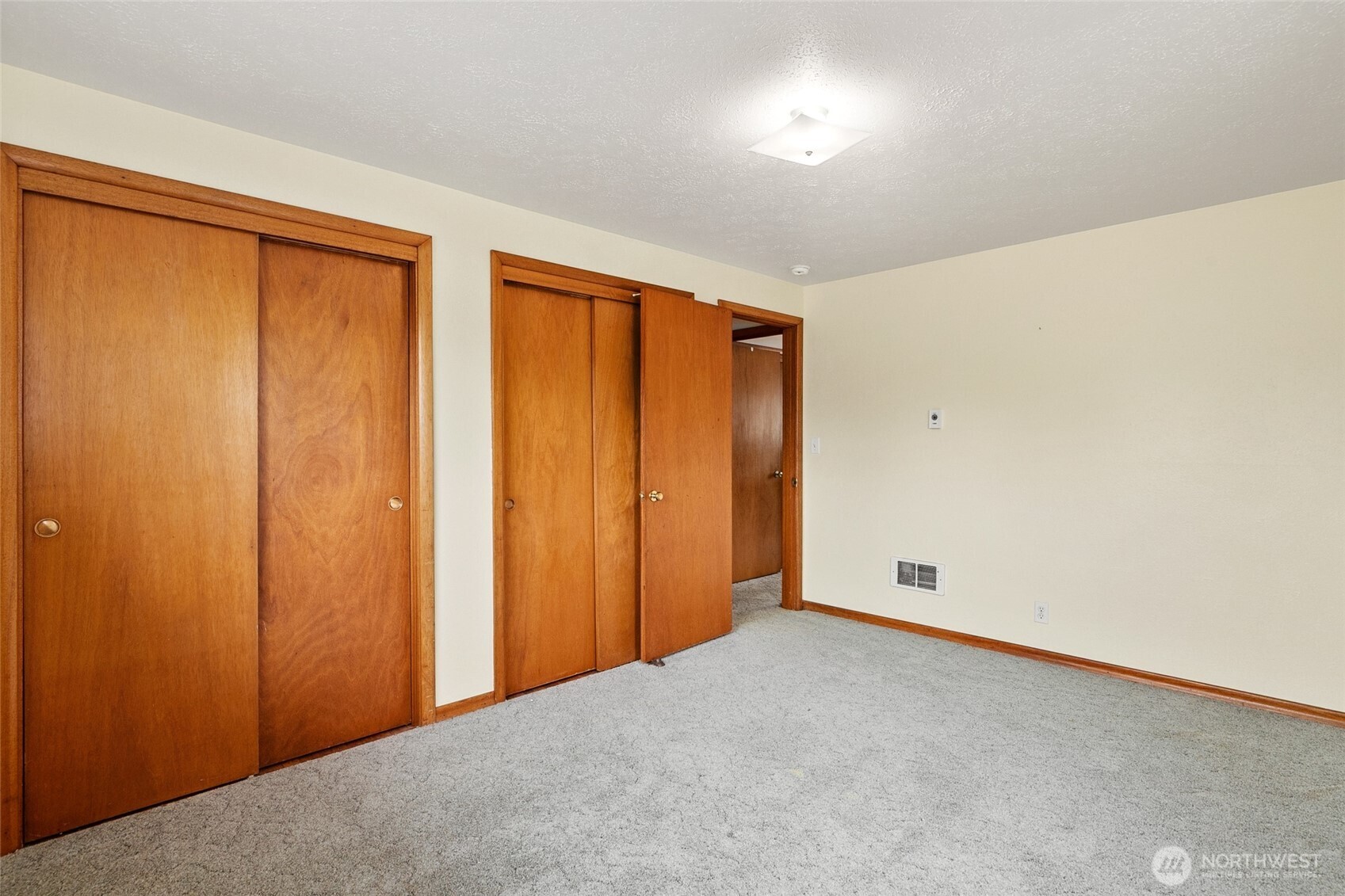 682 S Broadway Property Photo 17