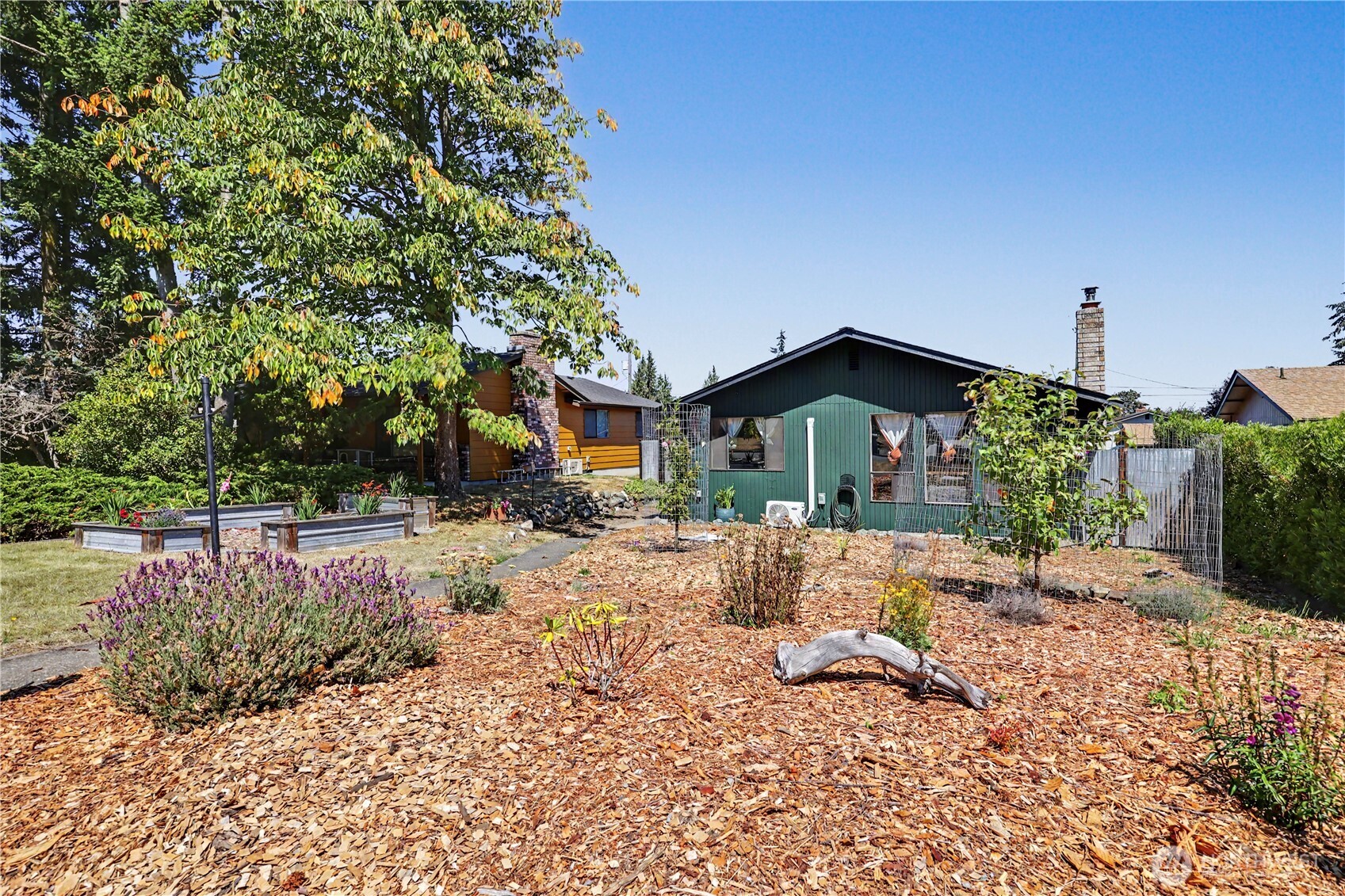 823 W 15th Street Property Photo 2