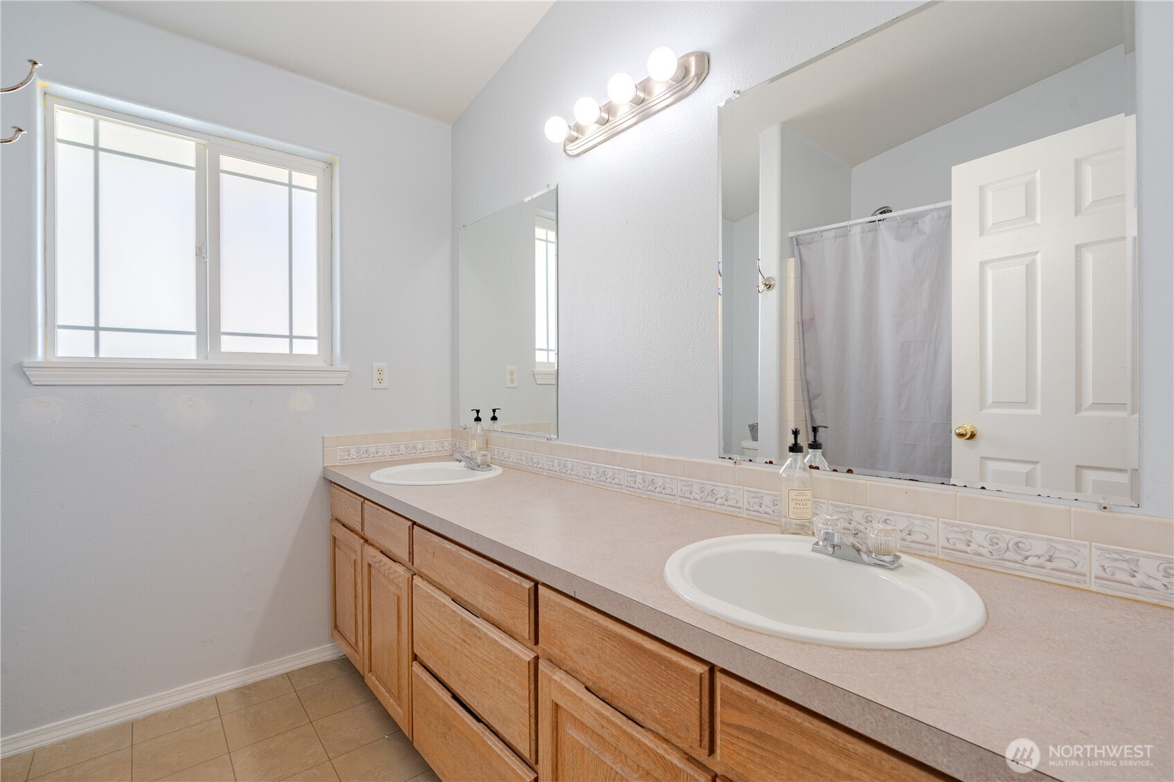 414 N 3rd Place Property Photo 18