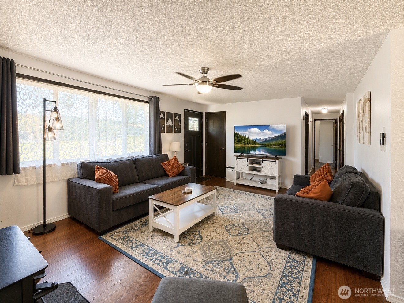 930 Robin Hood Loop Property Photo 3