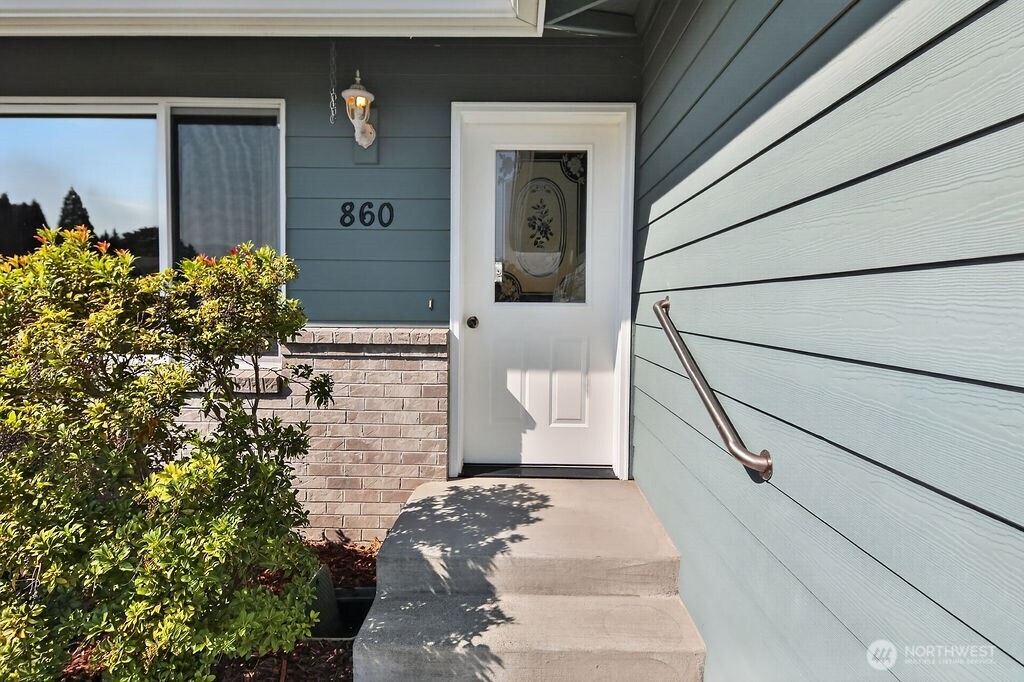 860 W Sylvester Court Property Photo 3