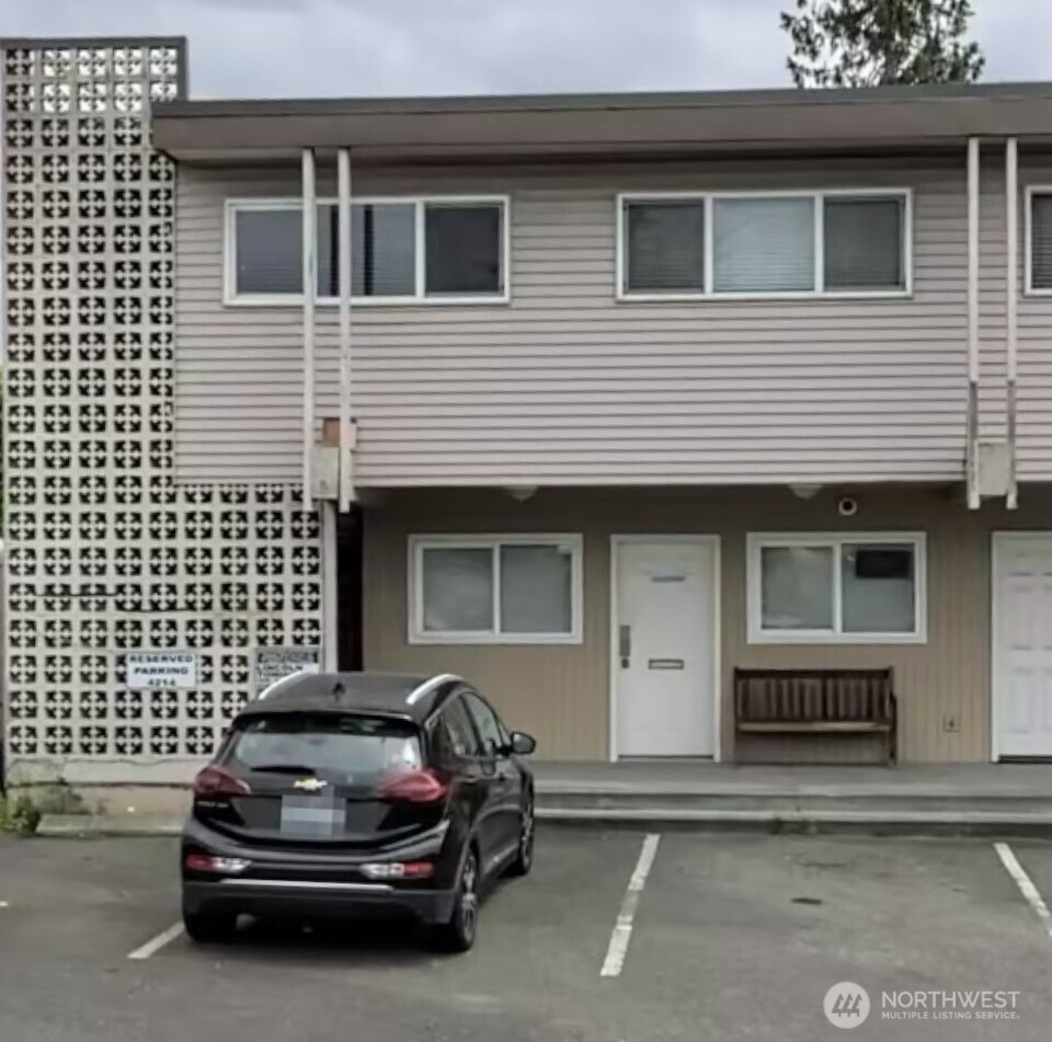 4212 Aurora Avenue Property Photo 3