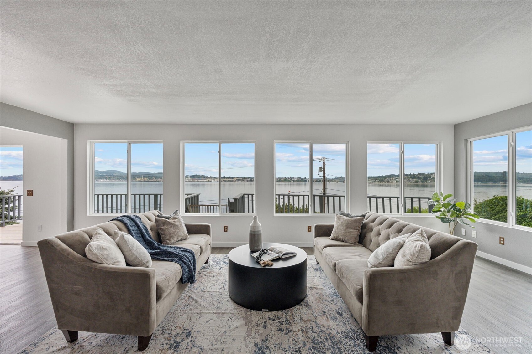 2485 Beach Drive Property Photo 4
