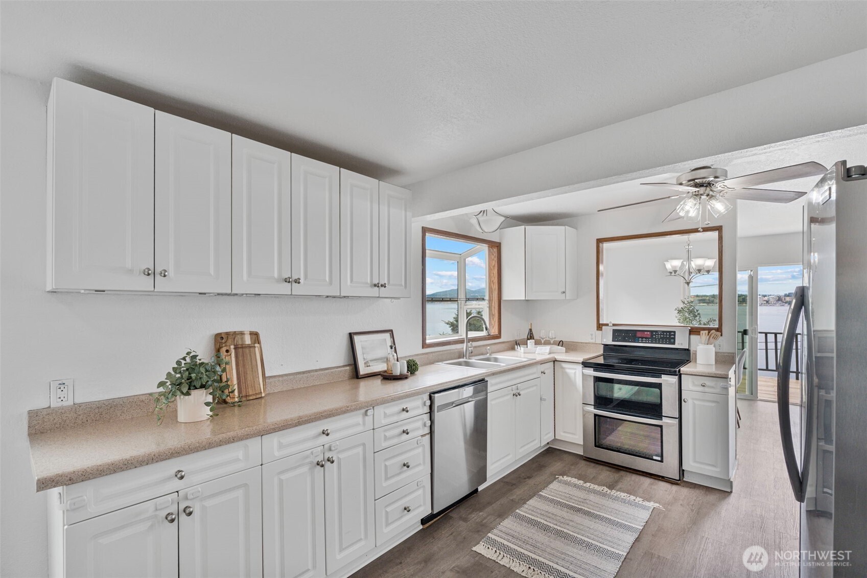 2485 Beach Drive Property Photo 10