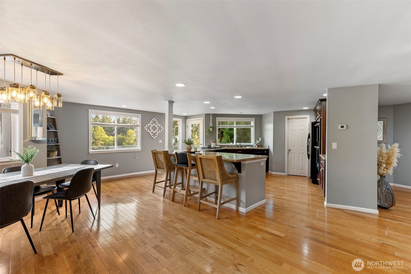 888 Leschi Way Property Photo 4