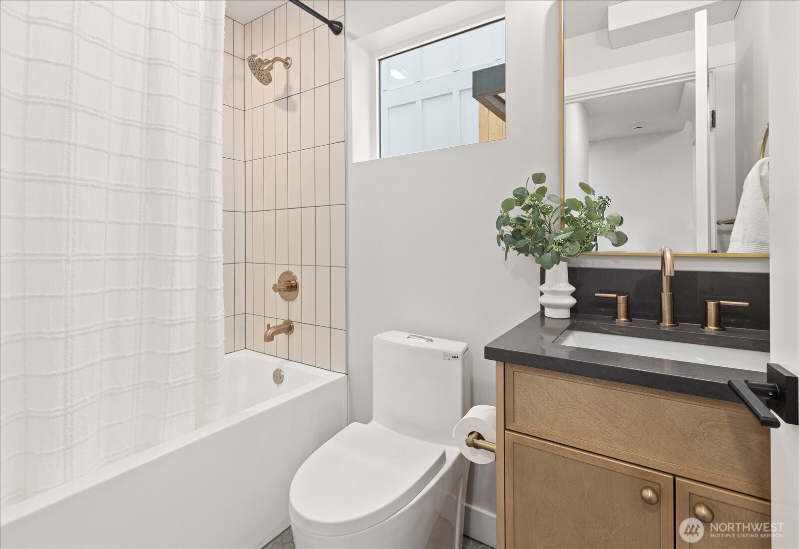 14308 B Roslyn Place Property Photo 16
