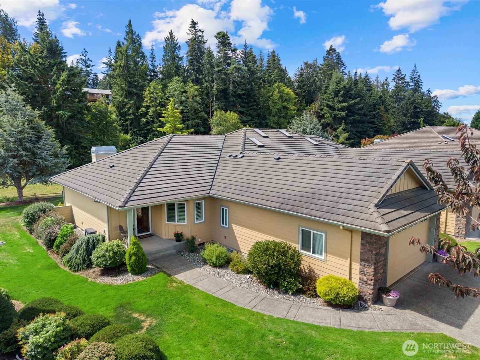 220 Cascadia Loop Property Photo 1