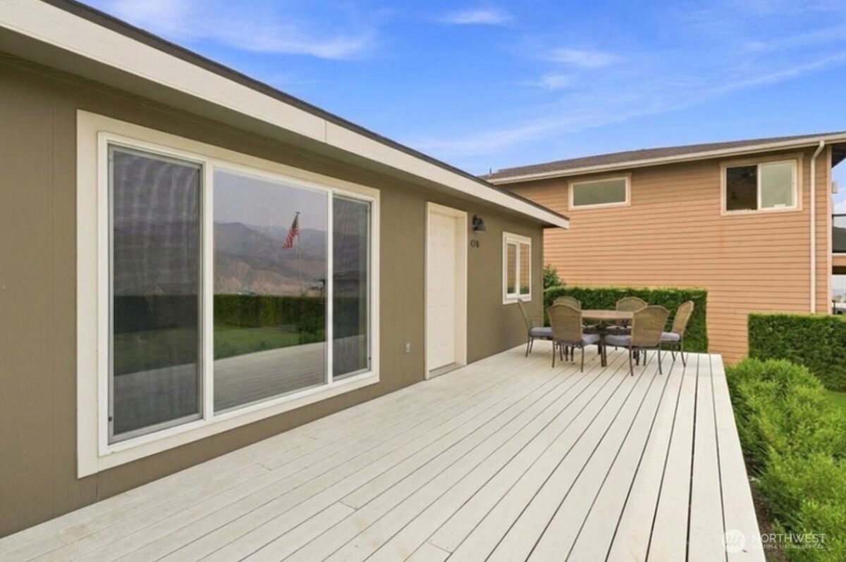 470 W Entiat Drive Property Photo 2