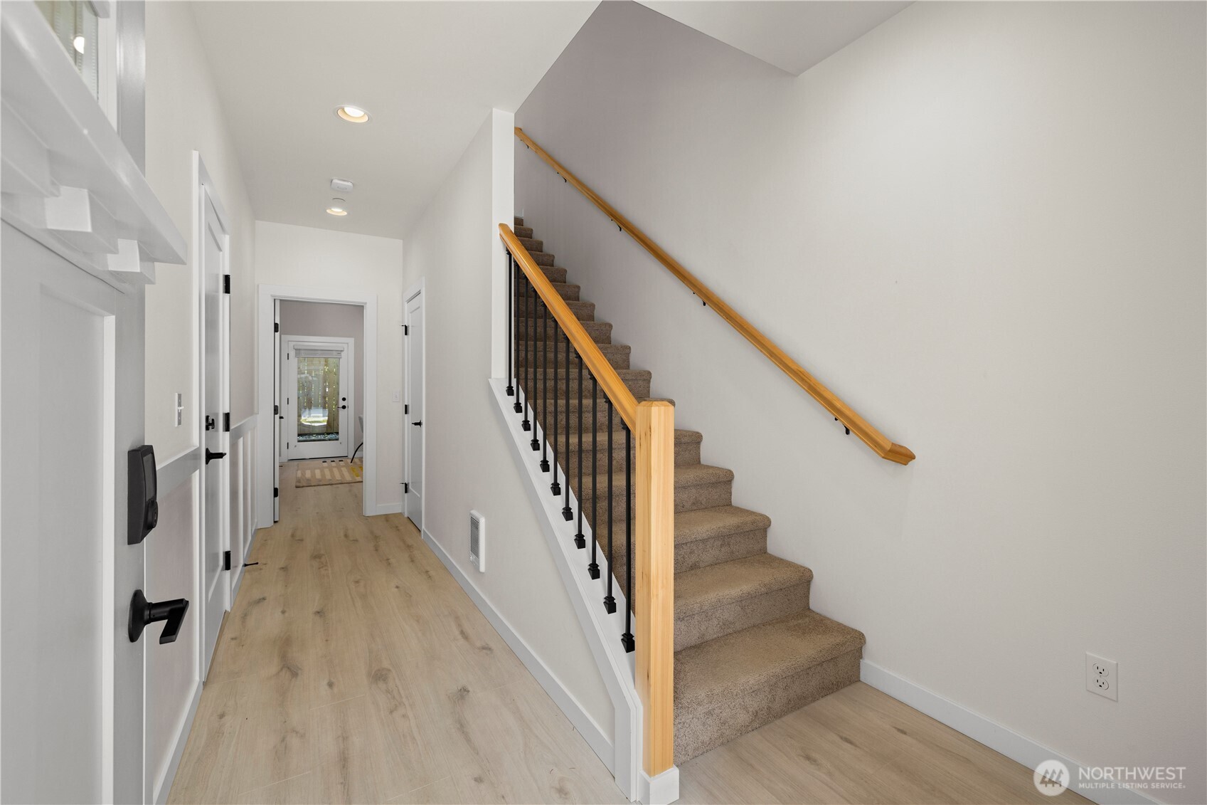18527 1st Ave Ne C Property Photo 4
