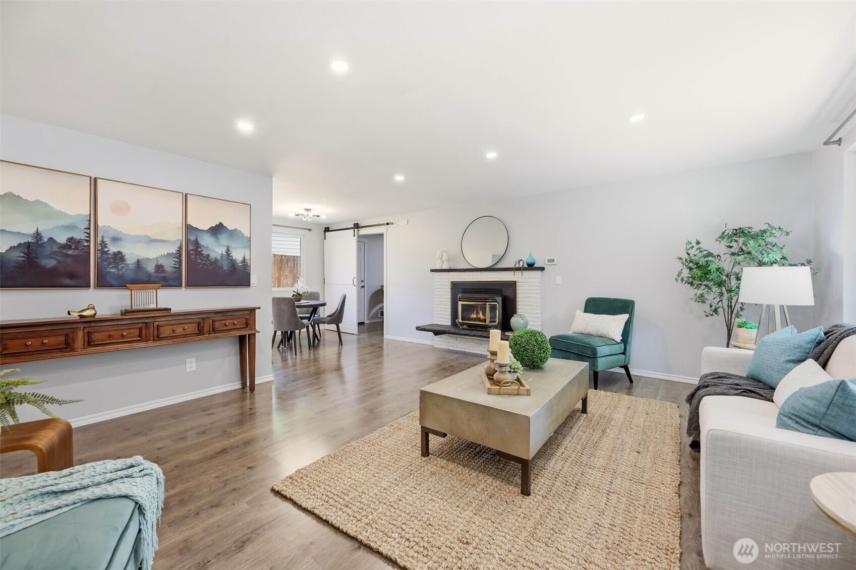 15814 Larch Way Property Photo 4