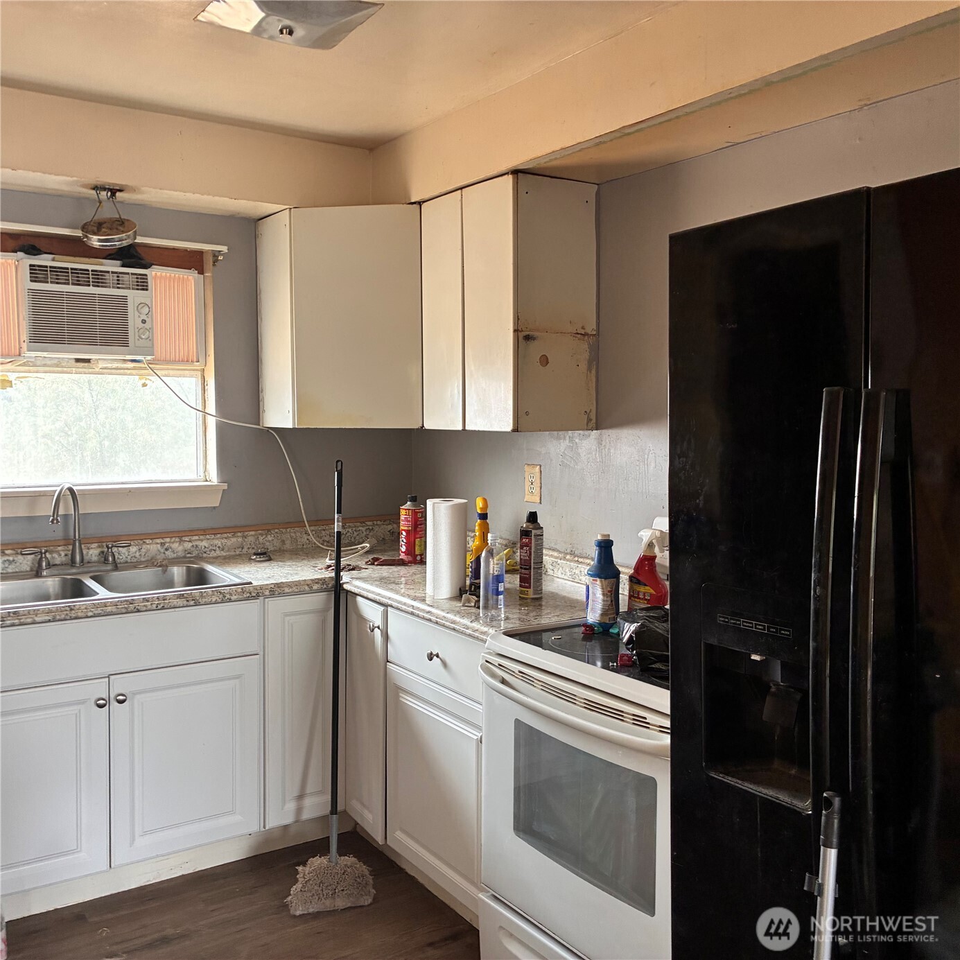 239 Ne H Street Property Photo 6