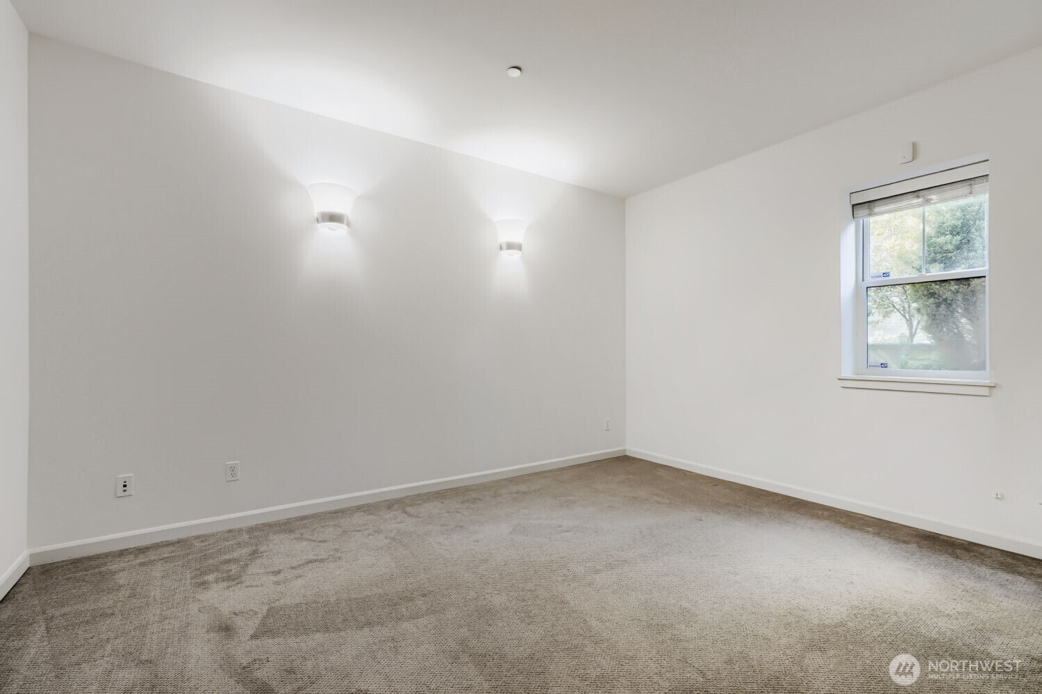 303 Bellevue Way Property Photo 4