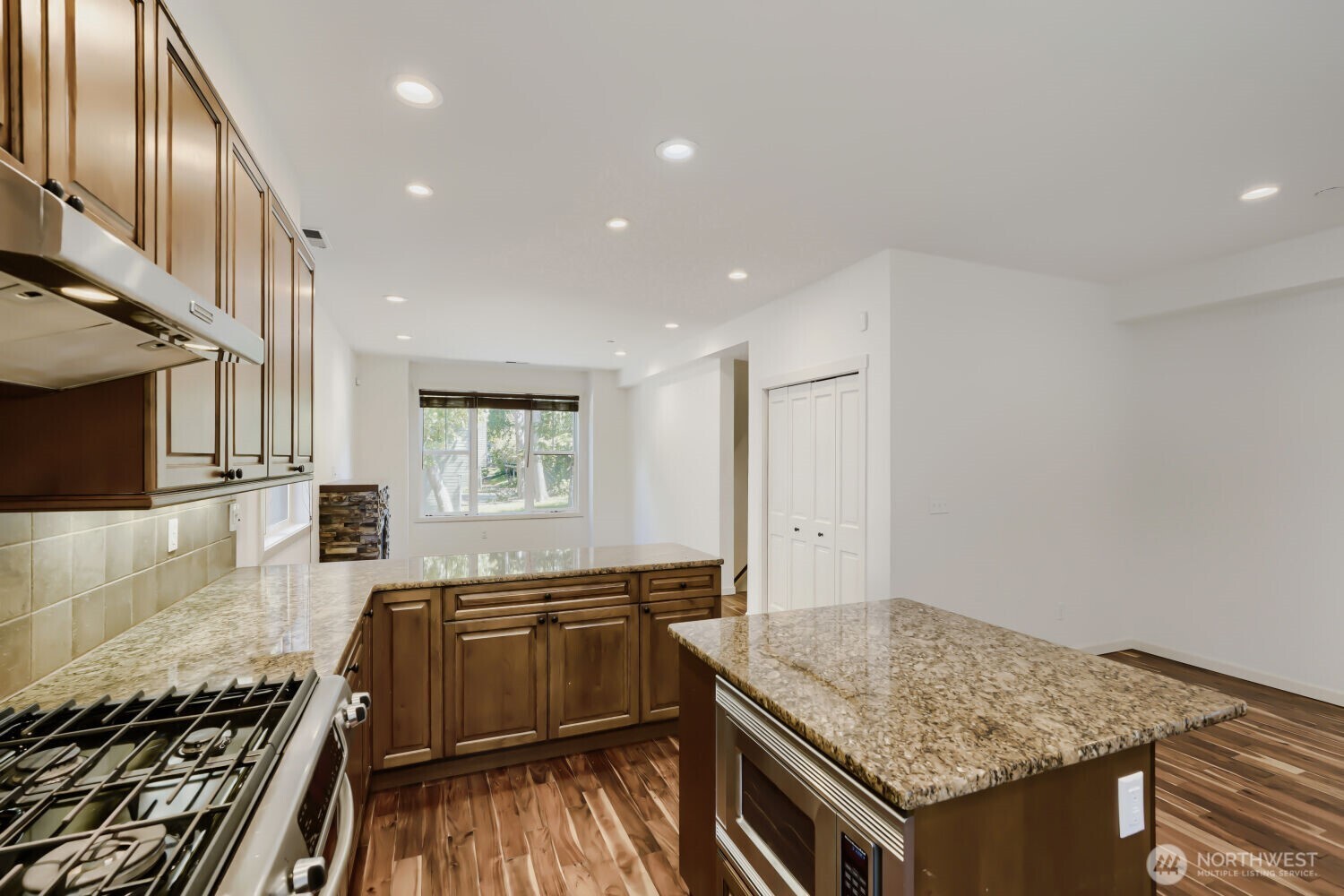 303 Bellevue Way Property Photo 11