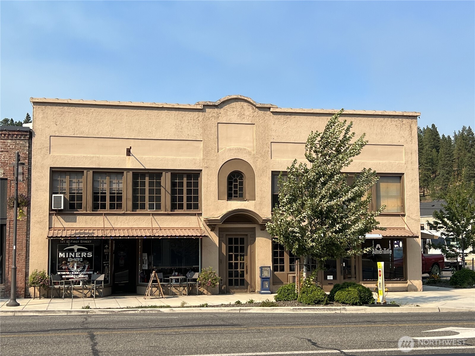 121 E First Street Property Photo 2