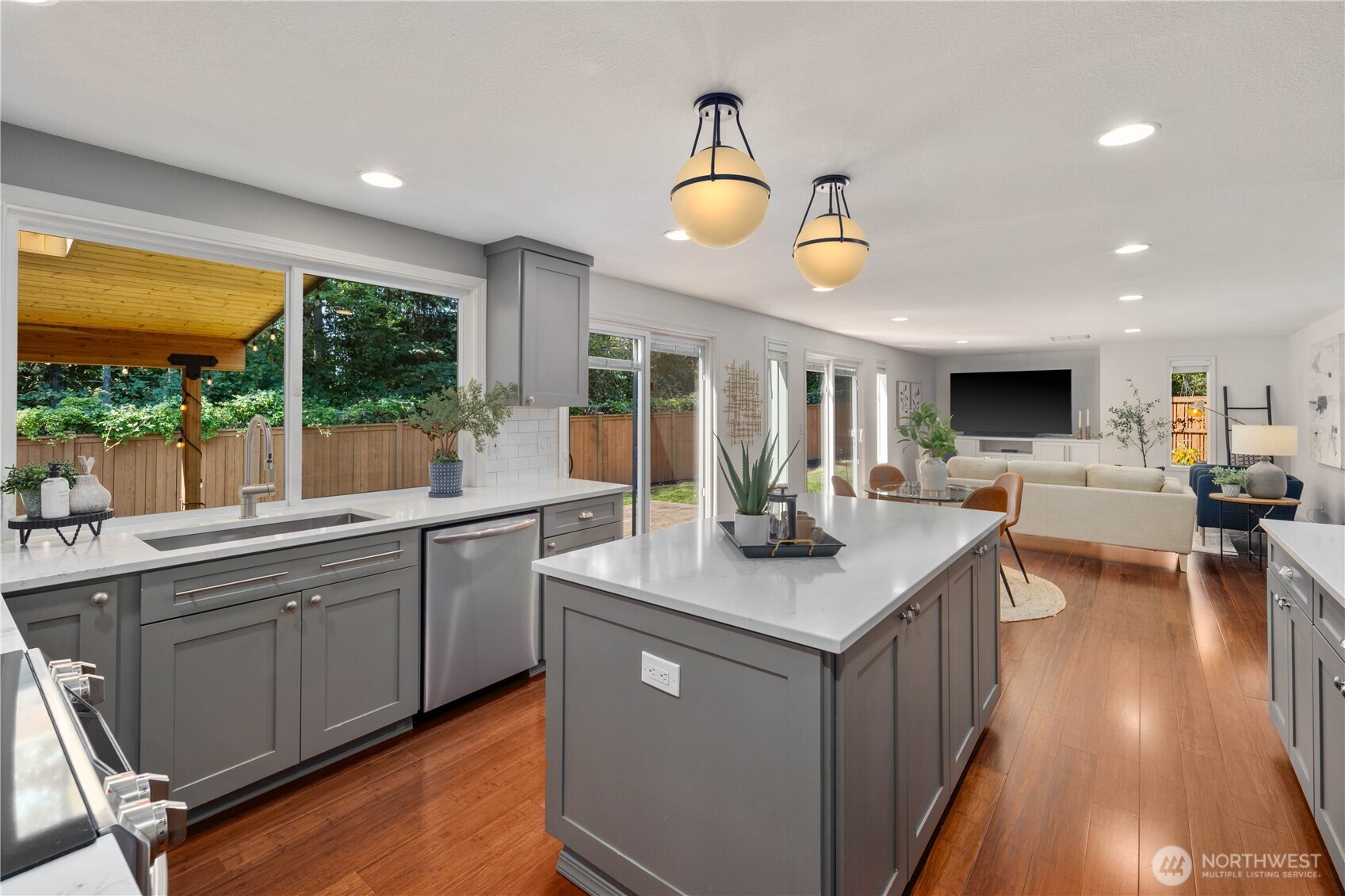 2104 139th Place Property Photo 4