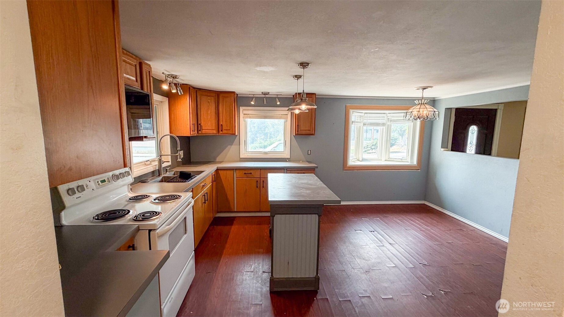 1123 Central Avenue Property Photo 5