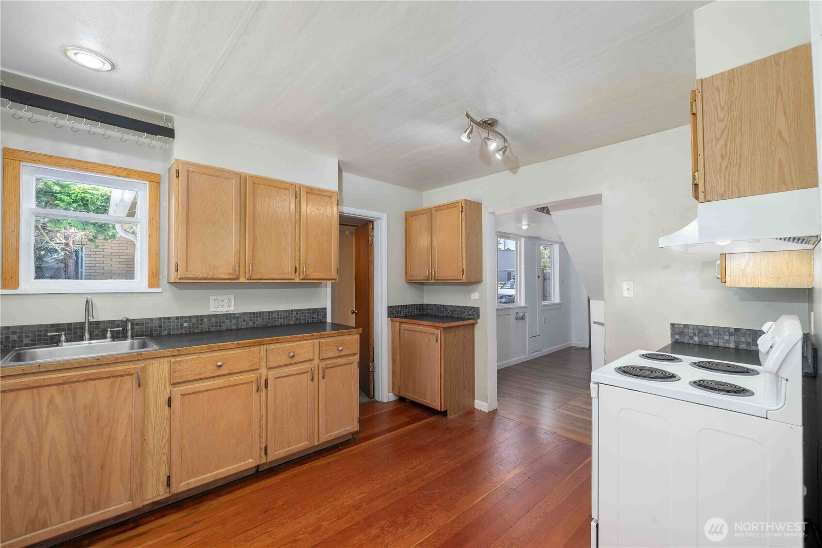 1510 E Sunset Drive Property Photo 9