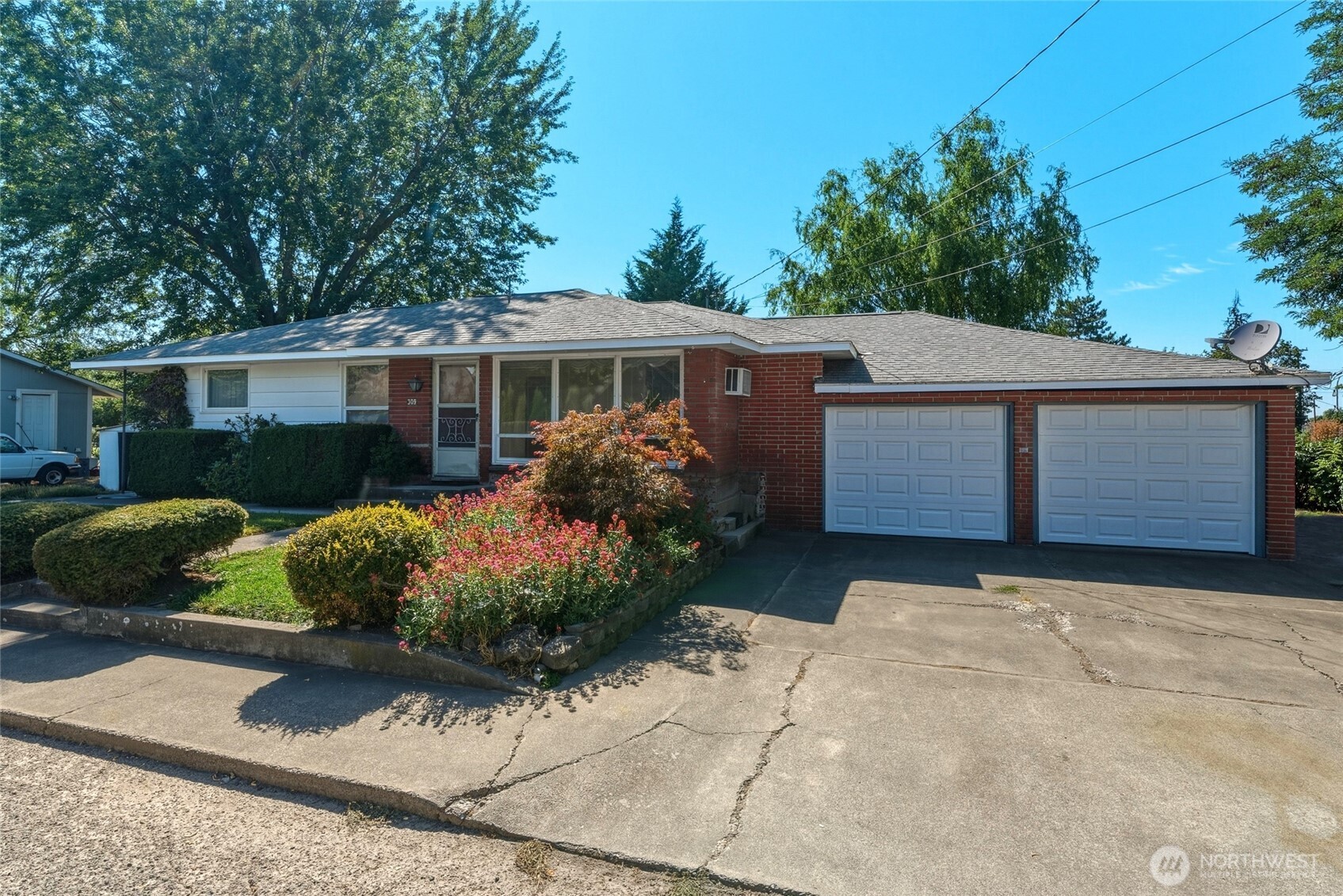 309 NE Ash Street Property Photo 1