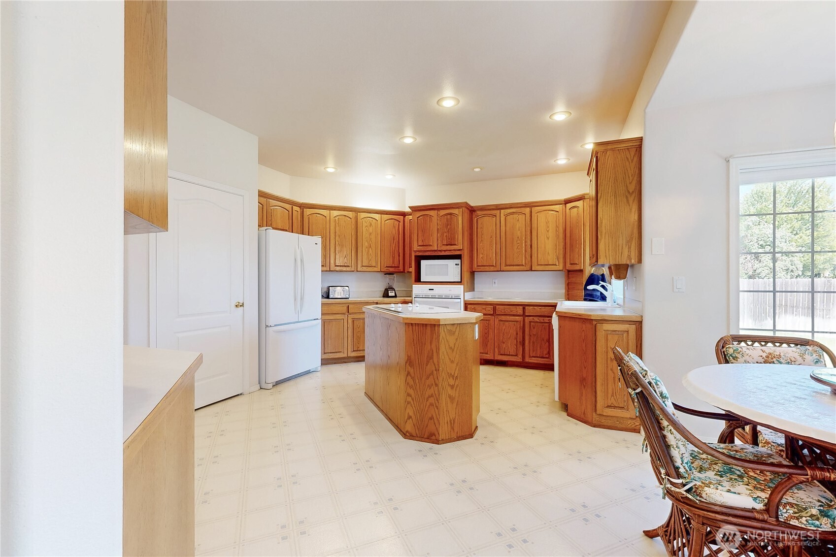 1916 Se Clover Court Property Photo 3