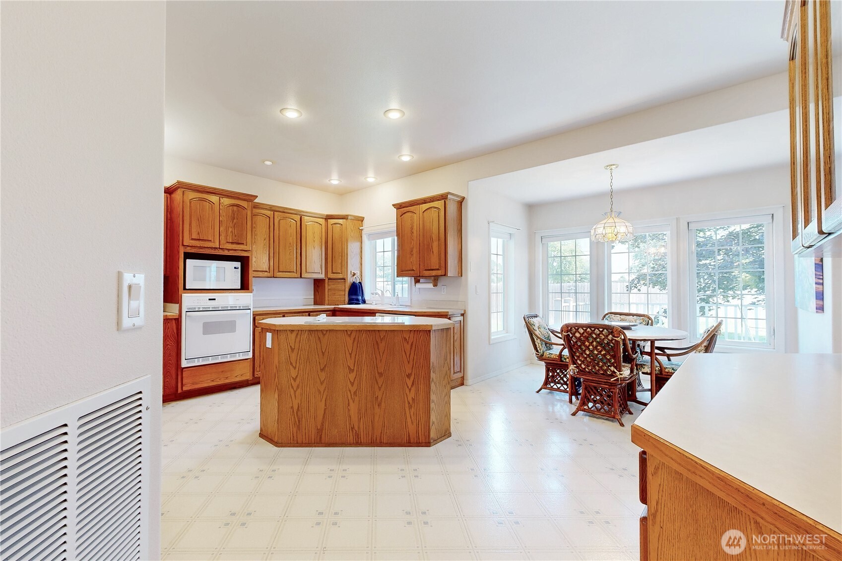 1916 Se Clover Court Property Photo 4