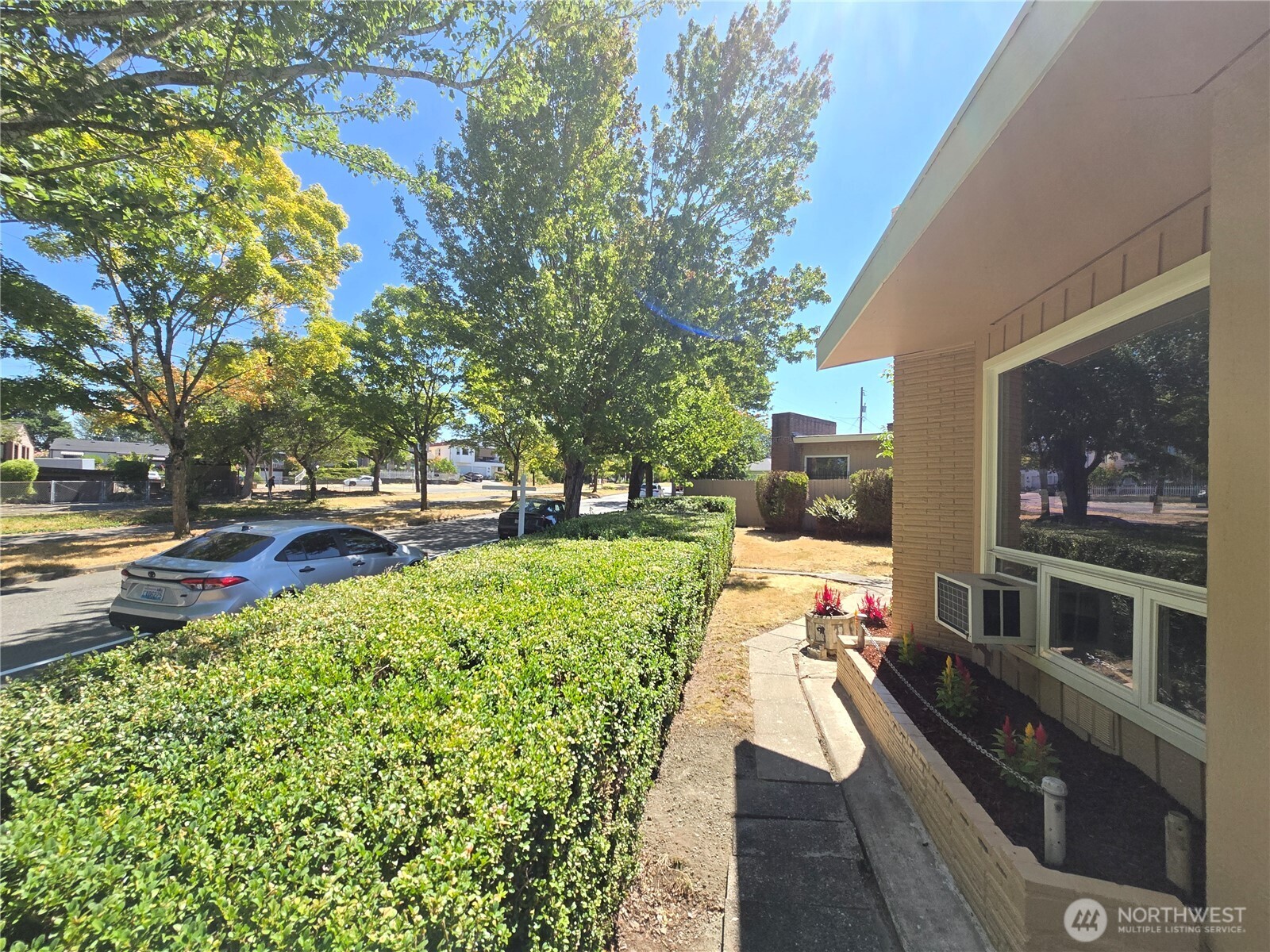 8907 Beacon Avenue Property Photo 5