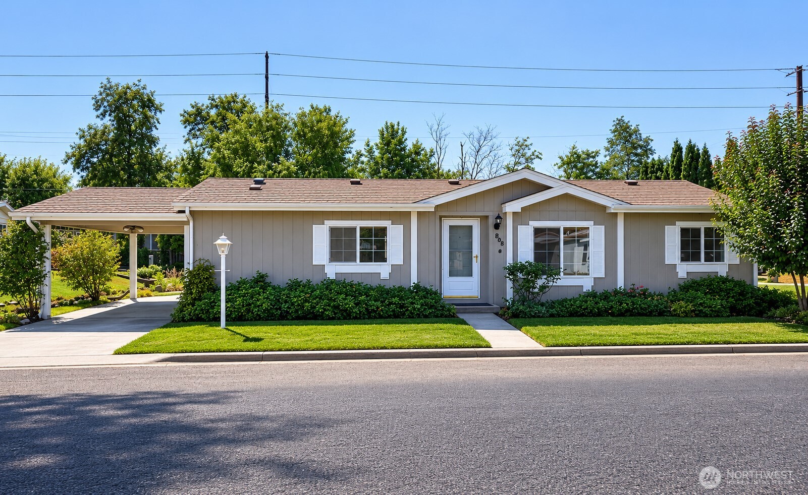 808 SE Mockingbird Drive Property Photo 1