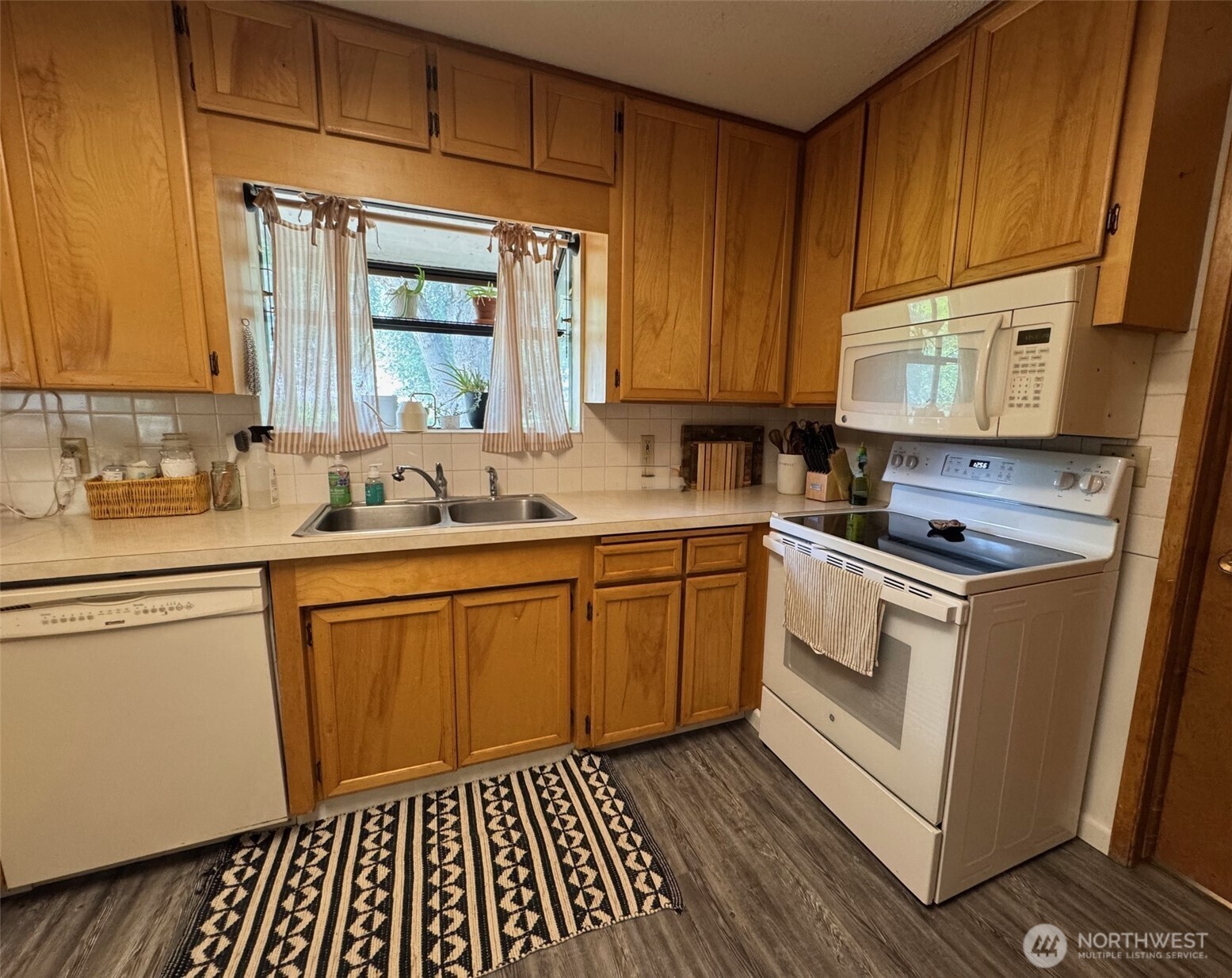 836 Meadowlark Lane Property Photo 6