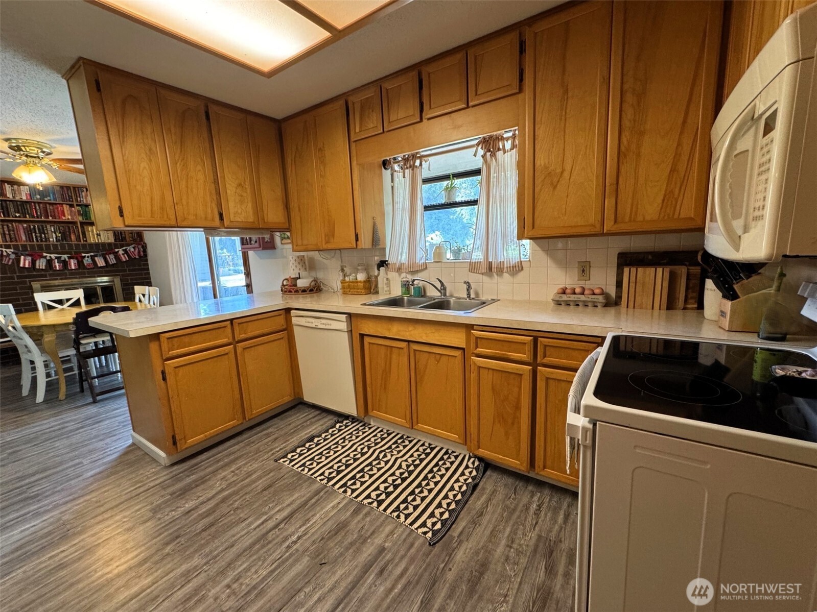 836 Meadowlark Lane Property Photo 7