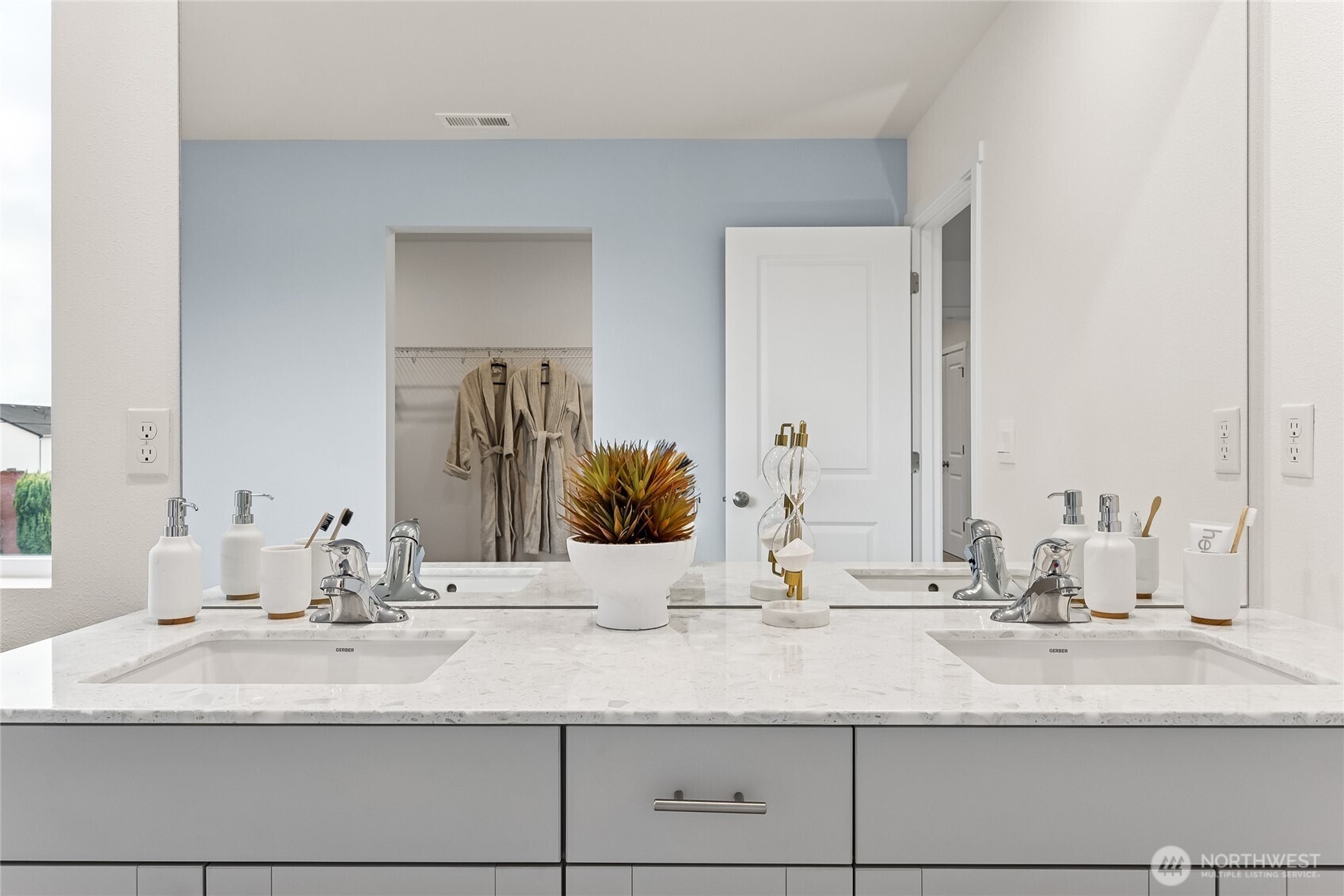 579 Wall Street 54 Property Photo 29