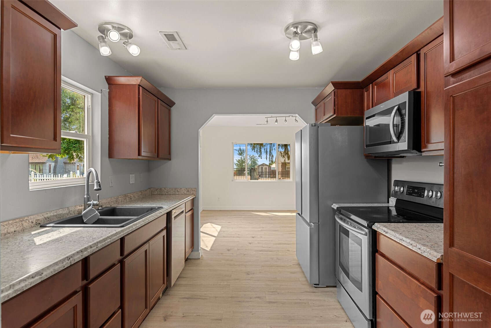 857 N Devon Avenue Property Photo 11