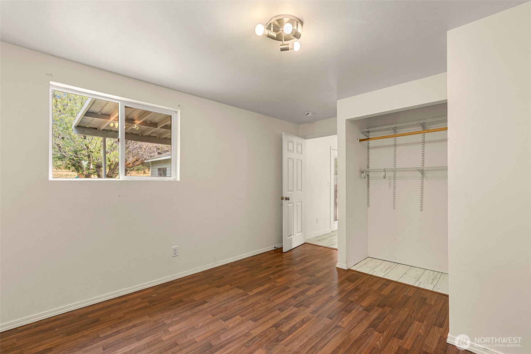 857 N Devon Avenue Property Photo 20