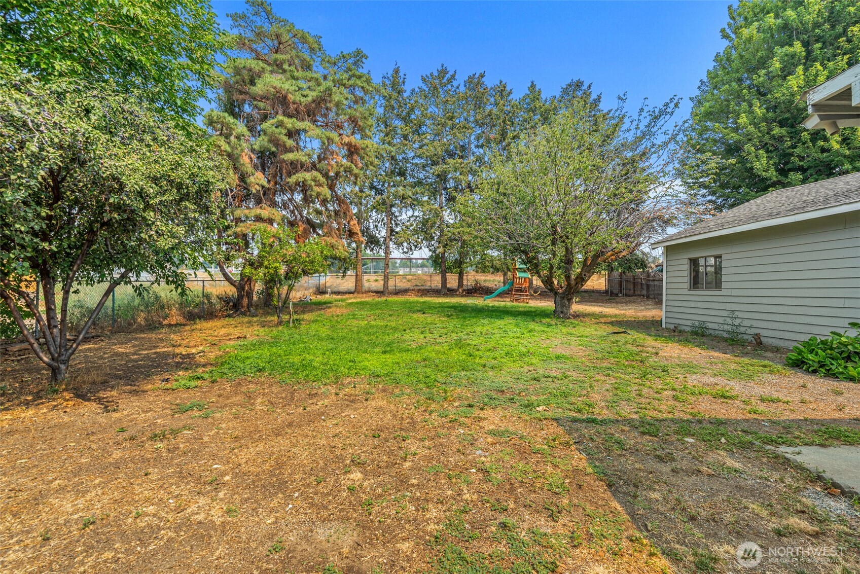 857 N Devon Avenue Property Photo 27