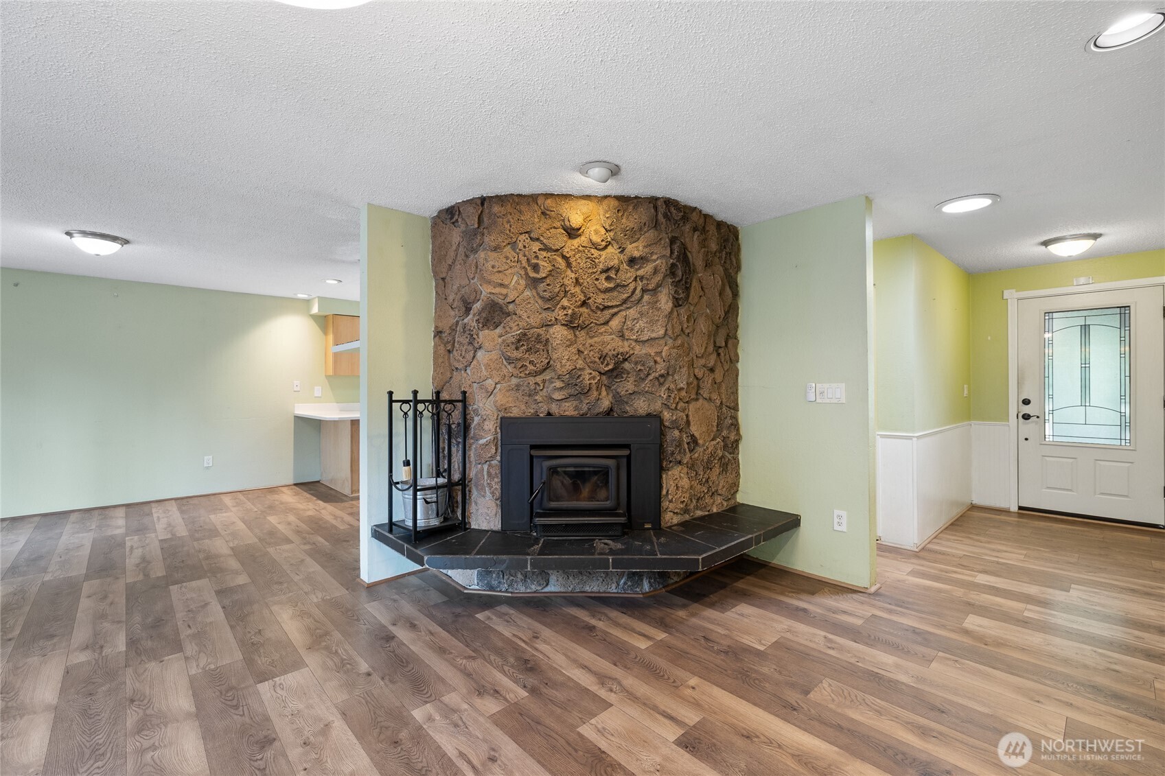 8609 Lake Forest Drive Property Photo 9