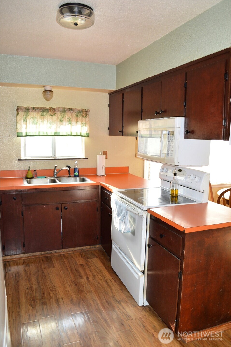 1016 S 72nd Property Photo 9