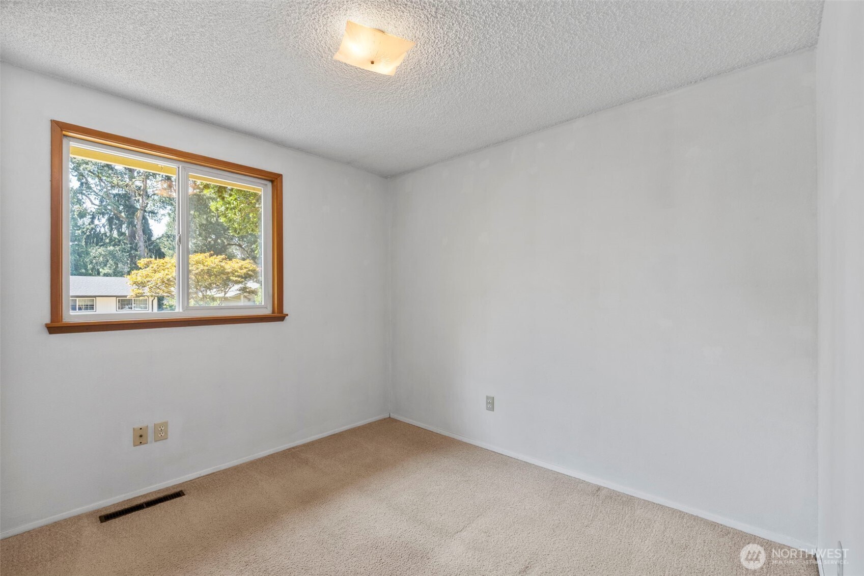 730 Se Oakcrest Street Property Photo 15