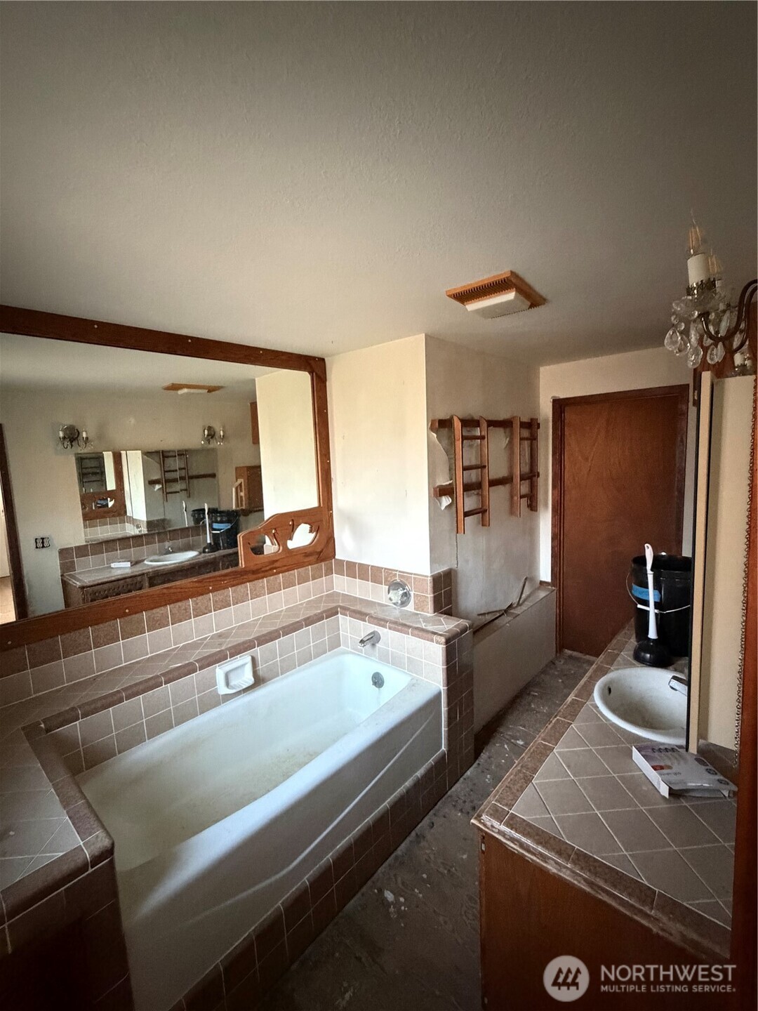 4033 Shorecrest Drive Property Photo 14