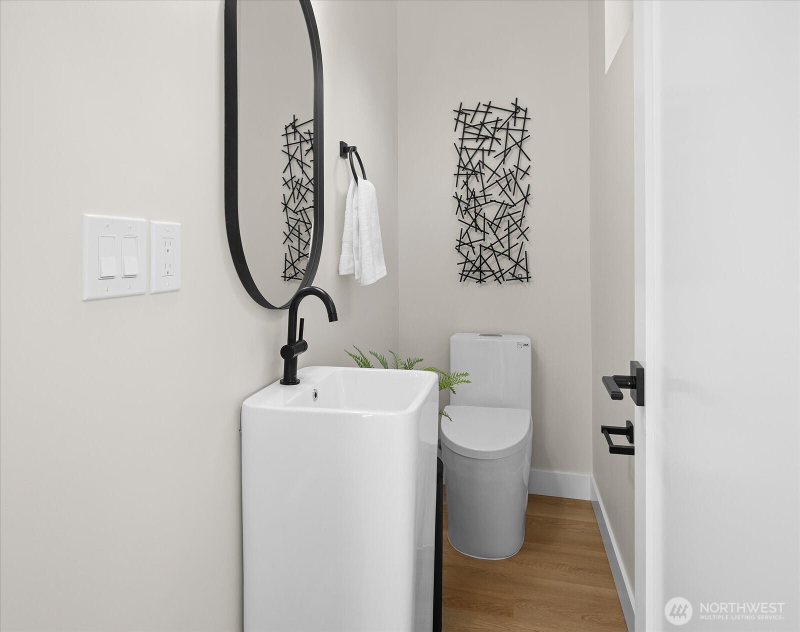14308 Roslyn Place Property Photo 10
