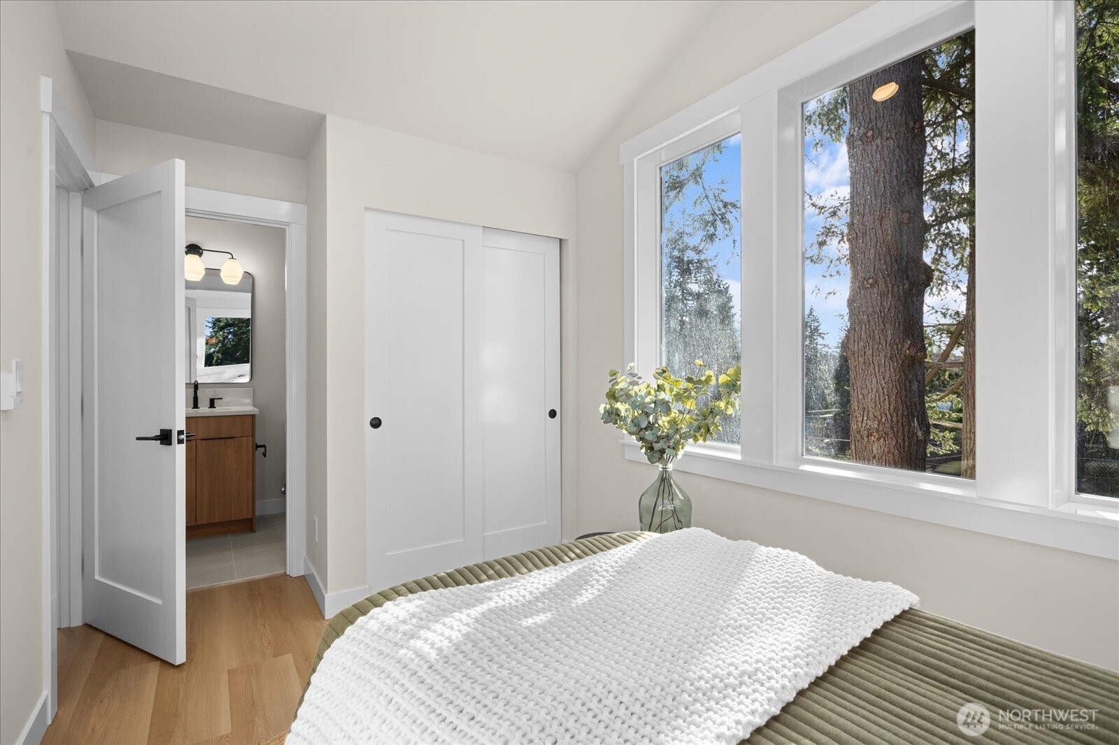 14308 Roslyn Place Property Photo 16