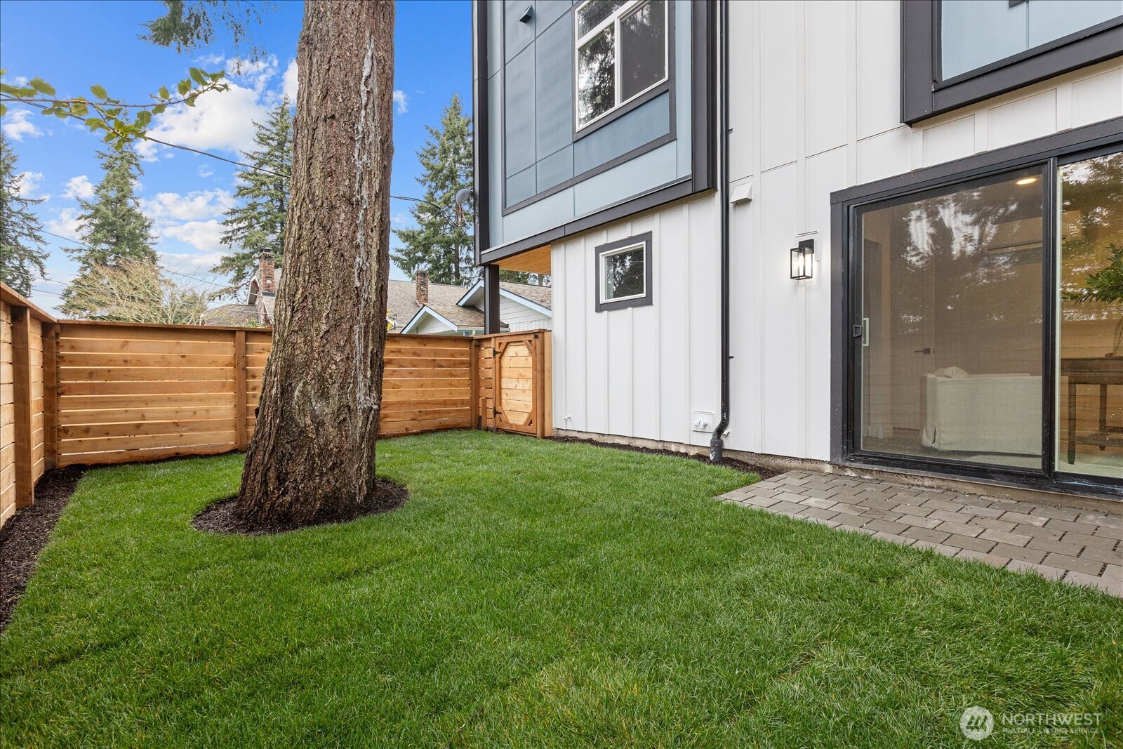 14308 Roslyn Place Property Photo 23