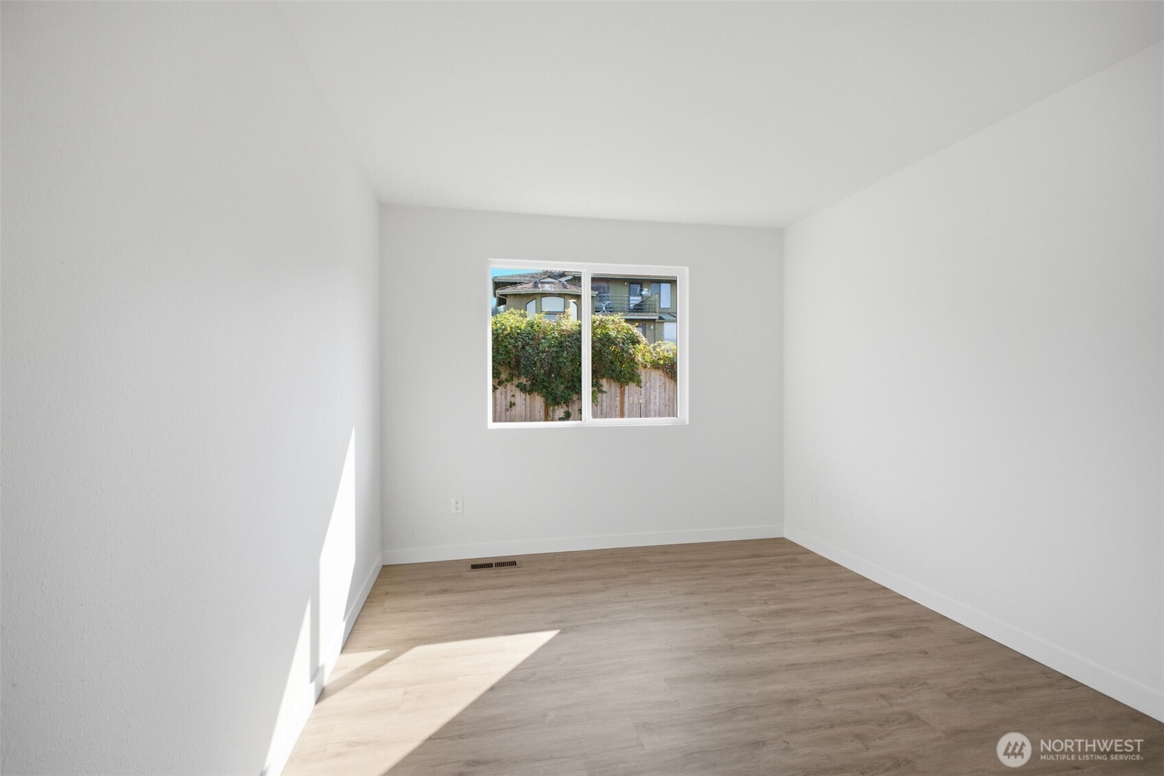 5614 Norpoint Property Photo 32