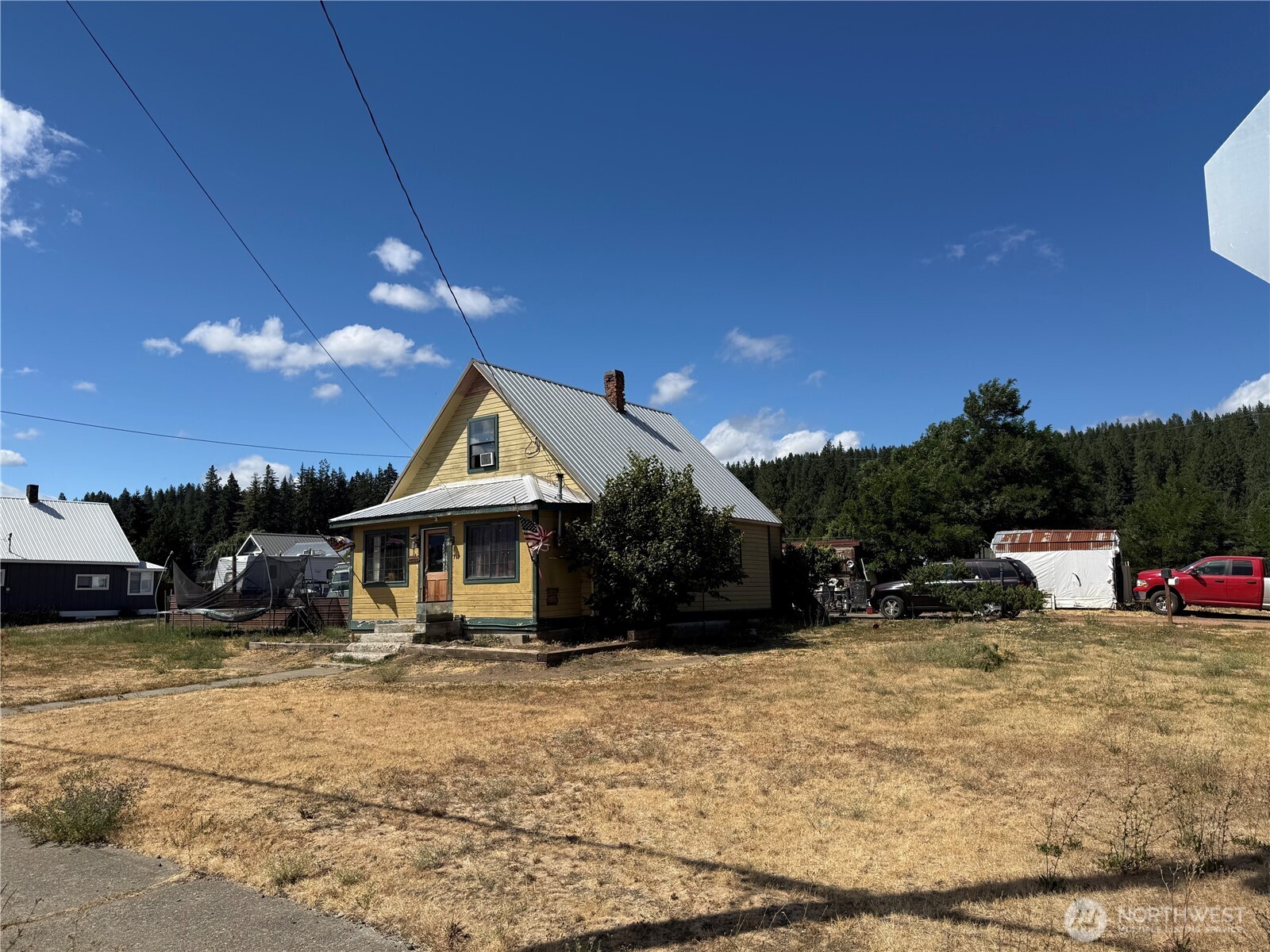 719 E 2nd Street Property Photo 1