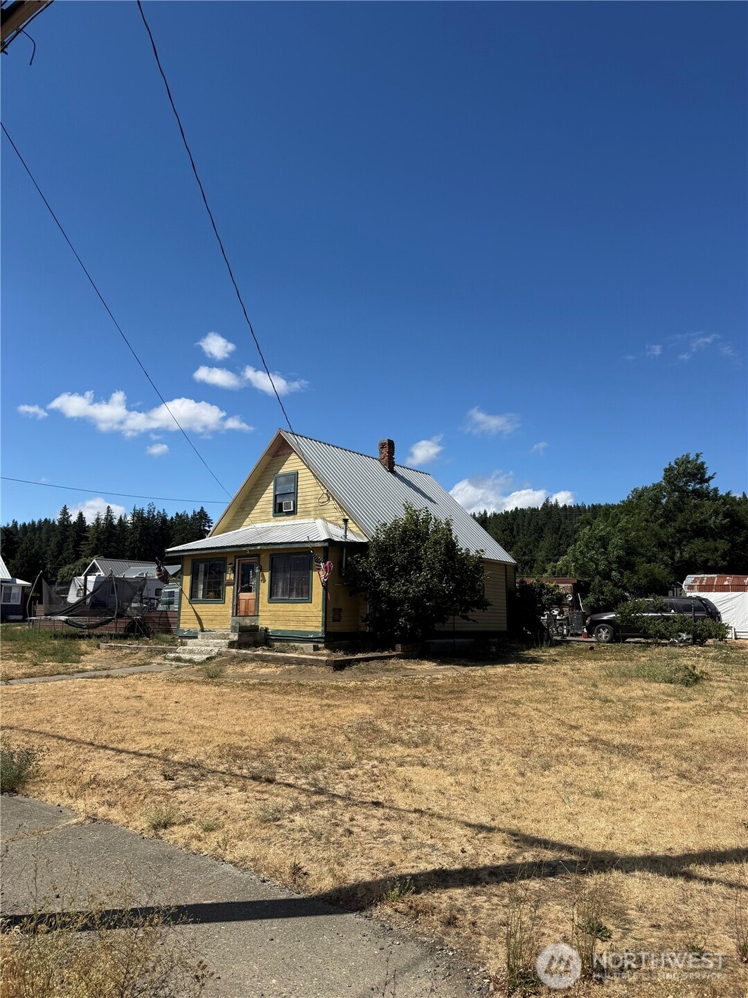719 E 2nd Street Property Photo 2