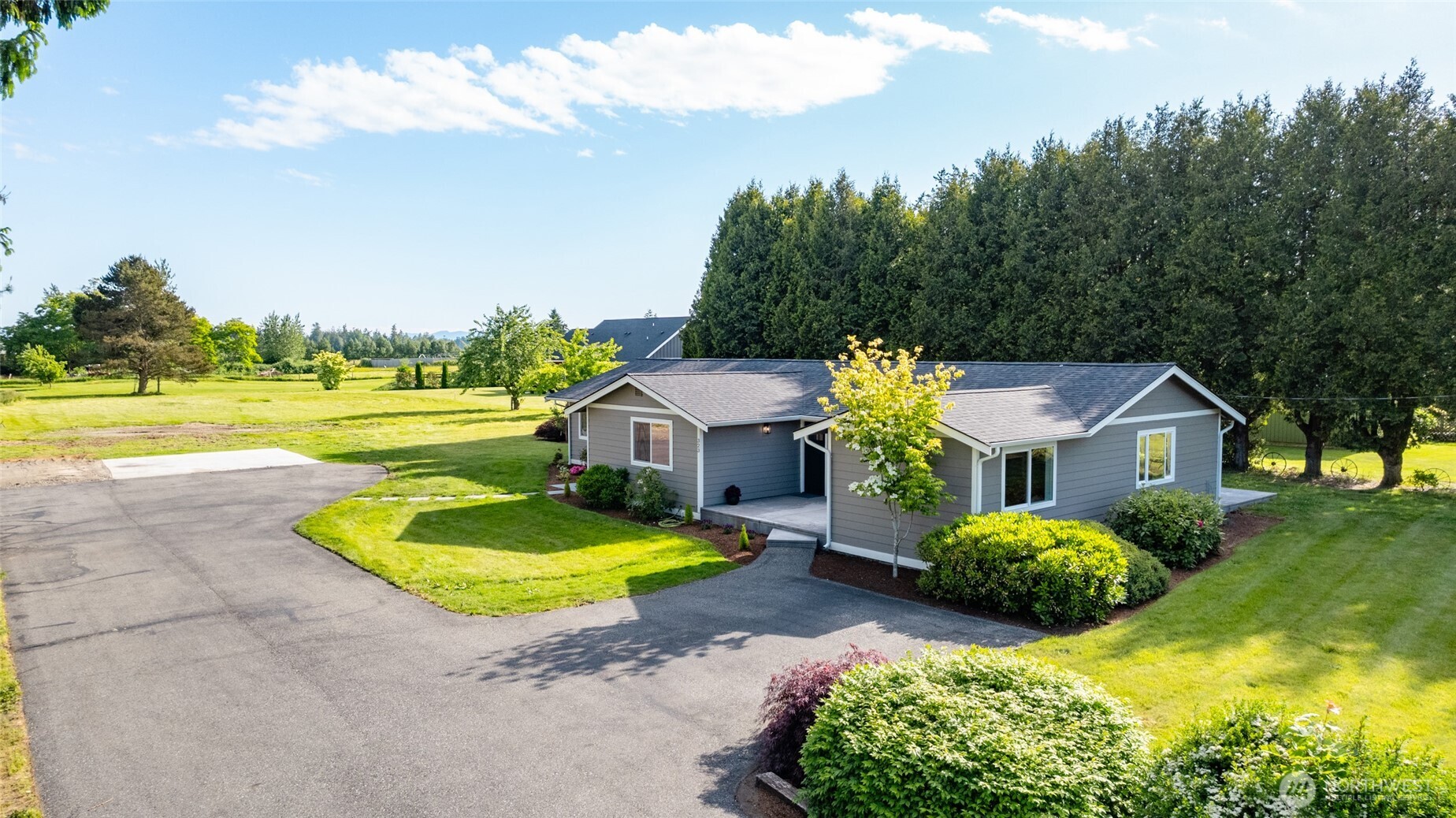323 W King Tut Road Property Photo 1