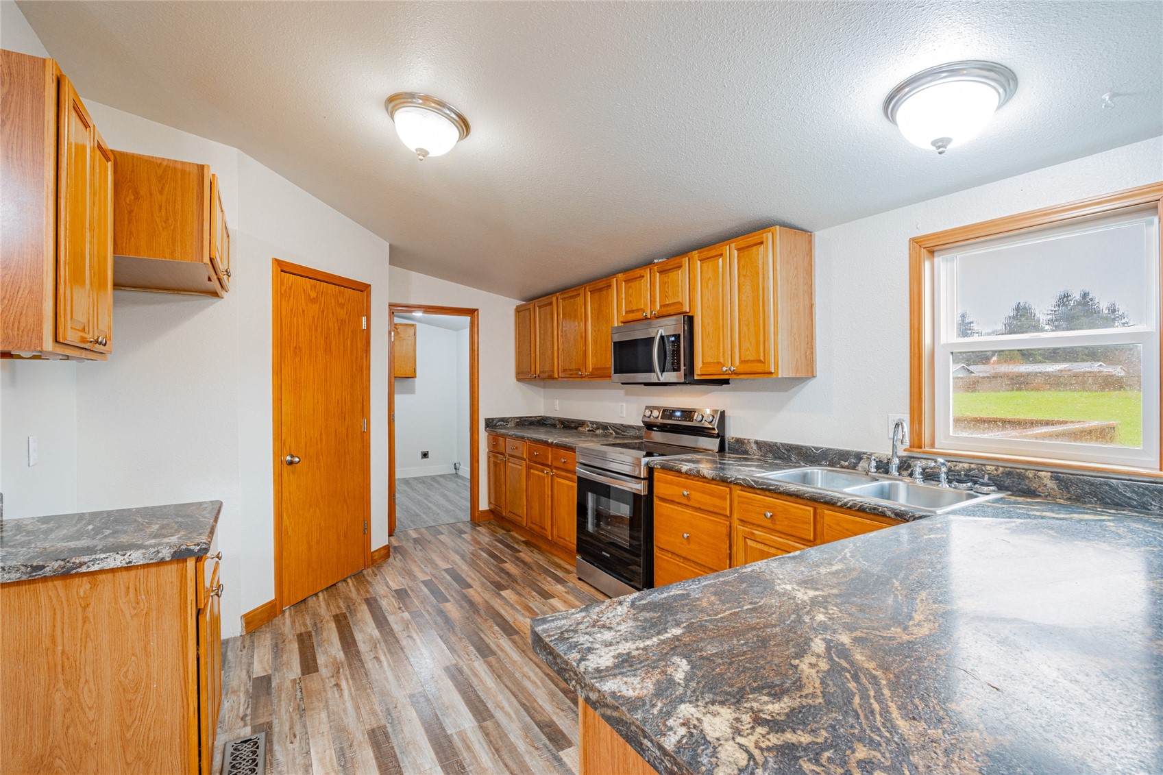 18231 Doris Lane Property Photo 4