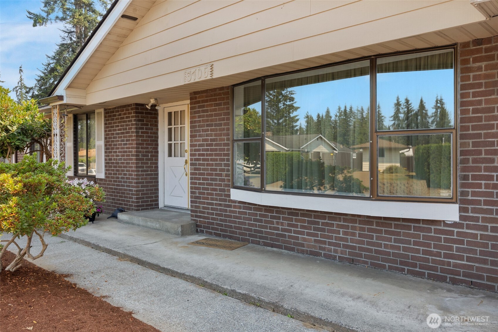 3706 175th Place Property Photo 4