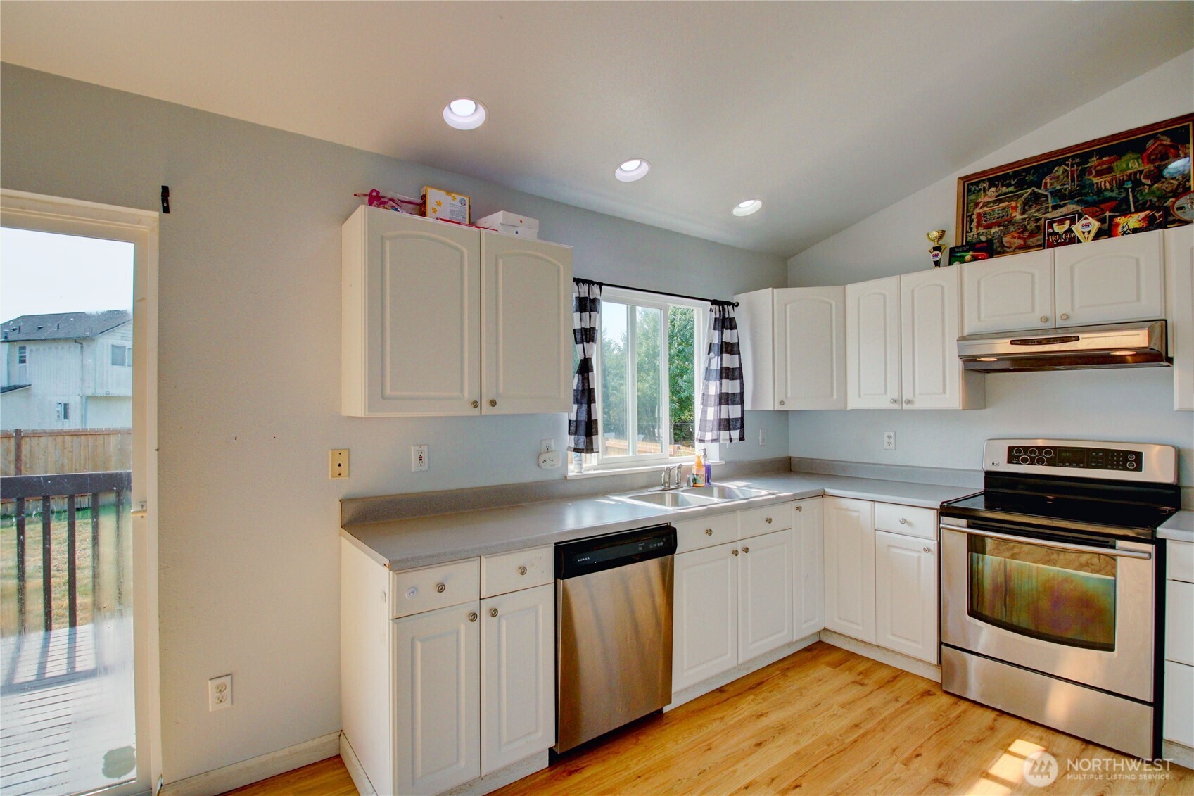 15355 Heintz Avenue Property Photo 9