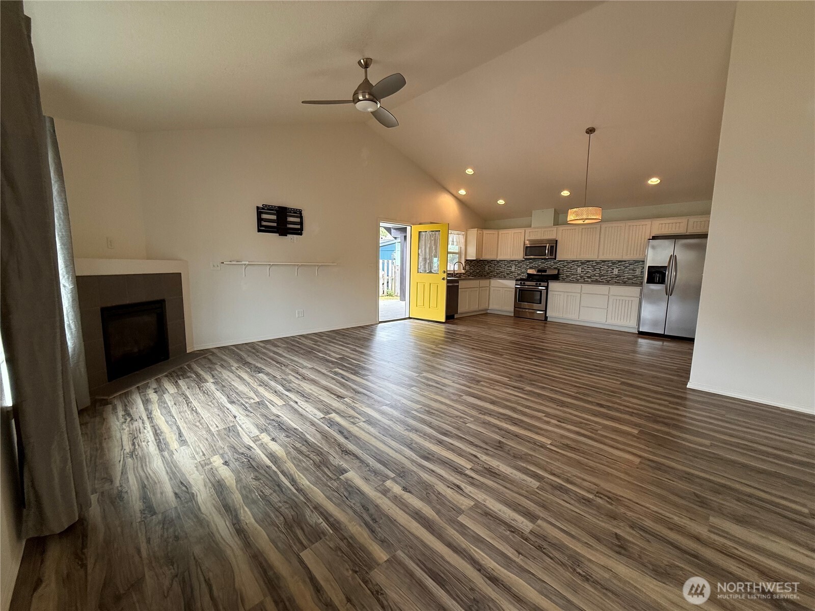 26209 N Place Property Photo 9