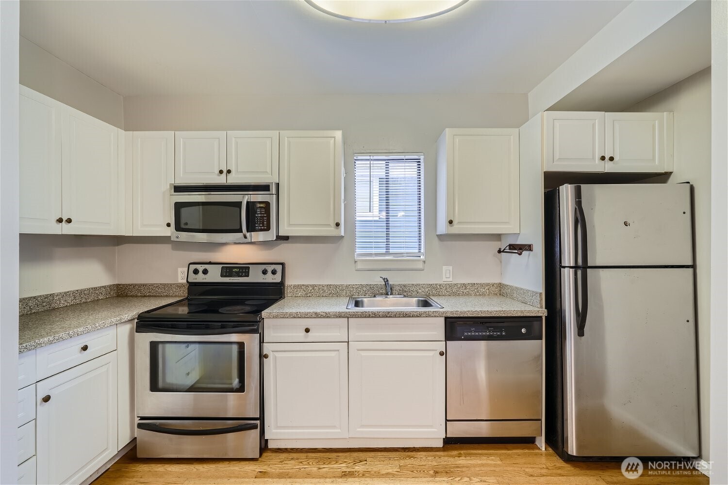 2312 E Denny Way Property Photo 9
