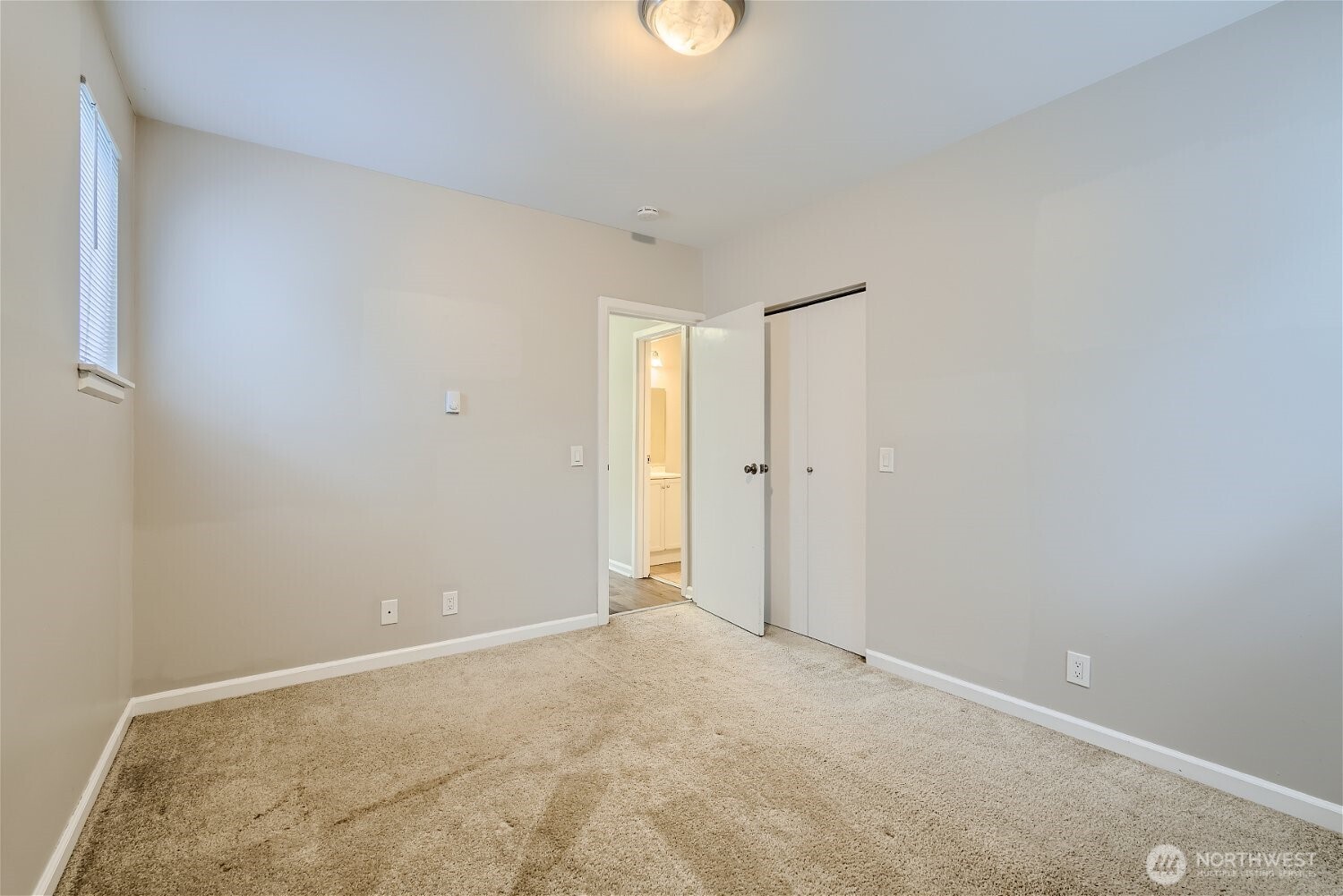2312 E Denny Way Property Photo 10
